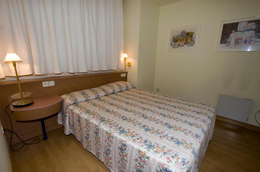 Apartamentos Pessets Adelaida Sort Quarto foto